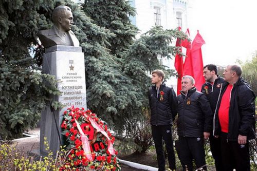 Футболисты и тренеры урала в тюмени возложили цветы к памятнику николаю кузнецову