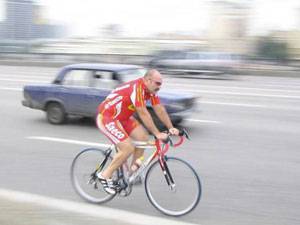 Как должен двигаться велосипедист по проезжей части?
