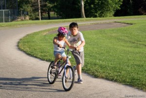 Как научить ребенка ездить на велосипеде