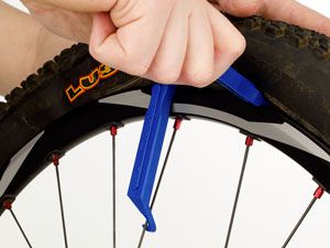 Как поменять покрышку на велосипеде?