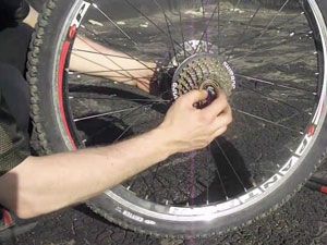 Как разобрать и собрать колесо велосипеда